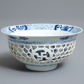 Un bol ajouré à double parois en porcelaine de Chine bleu et blanc, Kangxi